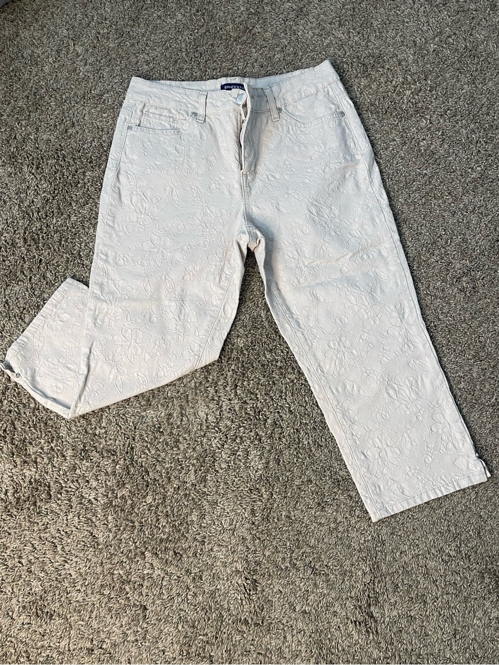 Women’s Bandolino cream floral embossed cropped Capri pants size 6